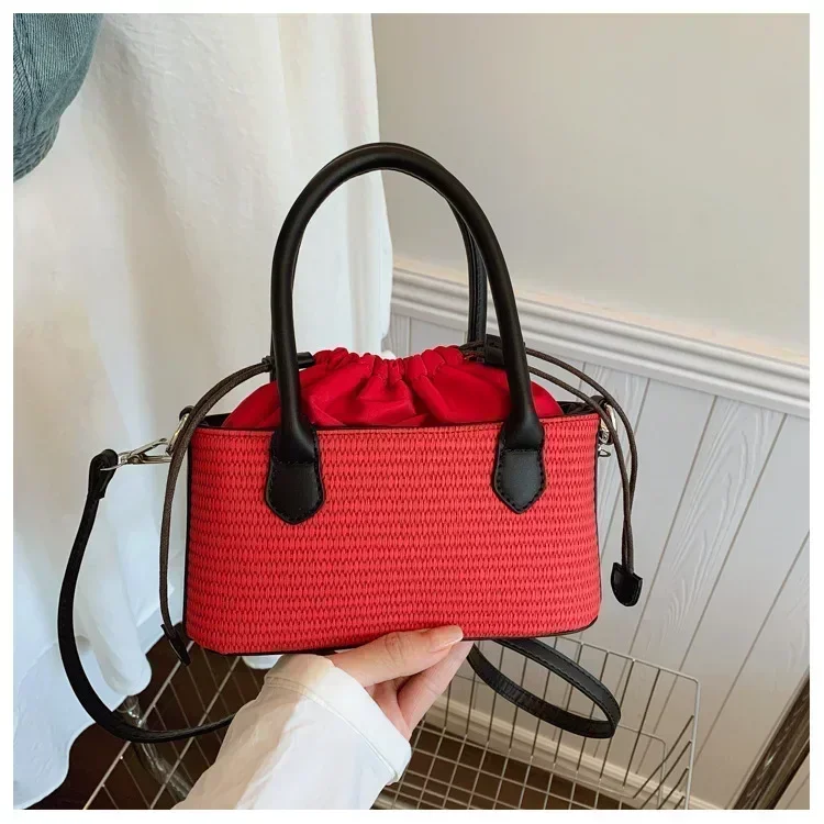 

Модная минималистичная соломенная сумка 2025 года — идеально подходит для пляжного отдыха и городских поездок на работу, универсальная