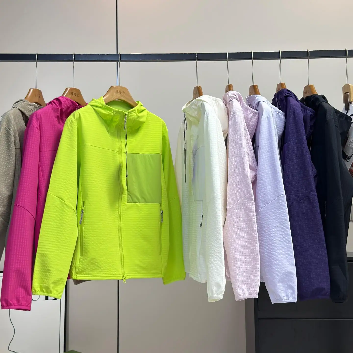 Outdoor Softshell Hooded Jacket Unisex Water-Resistant Dopaamine Color Functional Style Polyester Fiber Zipper Closure Regula...