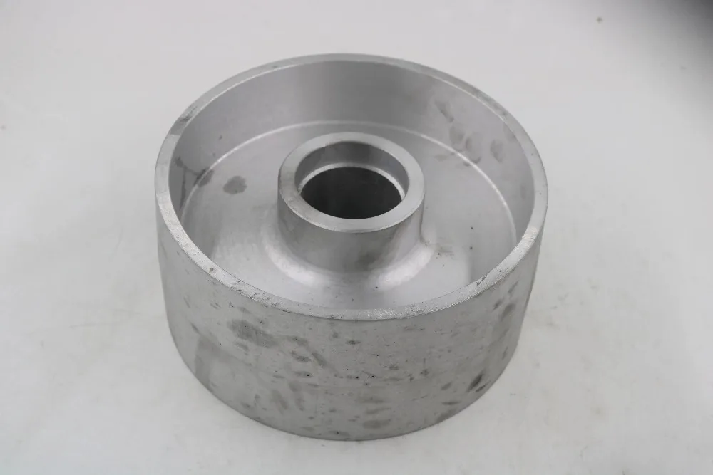 The driving wheel with aluminum contact wheels is suitable for belt-driven machines and features 8*4 mm keyways.