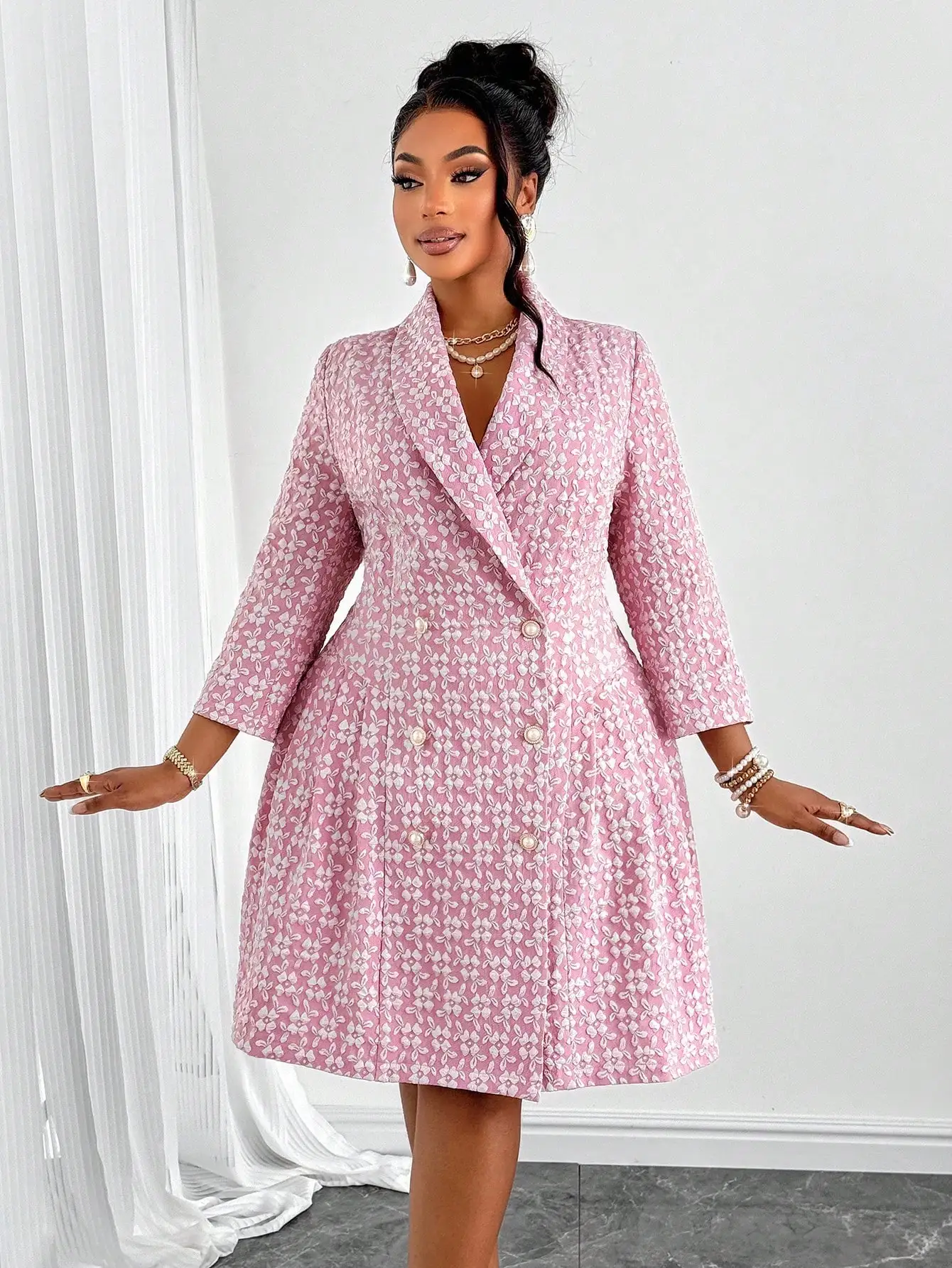 

Элегантное розовое платье-пиджак с цветочным принтом и жемчужными пуговицами