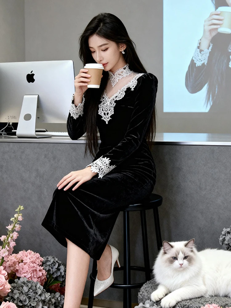 ชุดเดรสกำมะหยี่สีดำแขนพองทรงเข้ารูปความยาวปานกลาง คอสูงผ้าลูกไม้ซีทรู สไตล์หรูหราแบบเรโทร เหมาะสำหรับงานเลี้ยงค็อกเทล งานพรอม