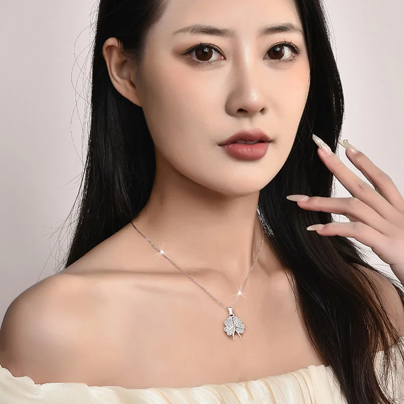 Il design creativo può aprire la collana con ciondolo a forma di trifoglio fortunato e coppalo con le ali alla moda a forma di cuore