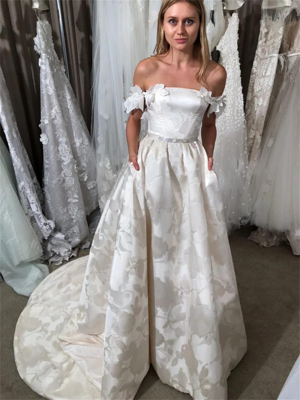 Abiti da sposa bianchi da sposa stampati con cintura di diamanti in cristallo di raso impreziosito da abiti da cerimonia in pizzo stereoscopico 3D