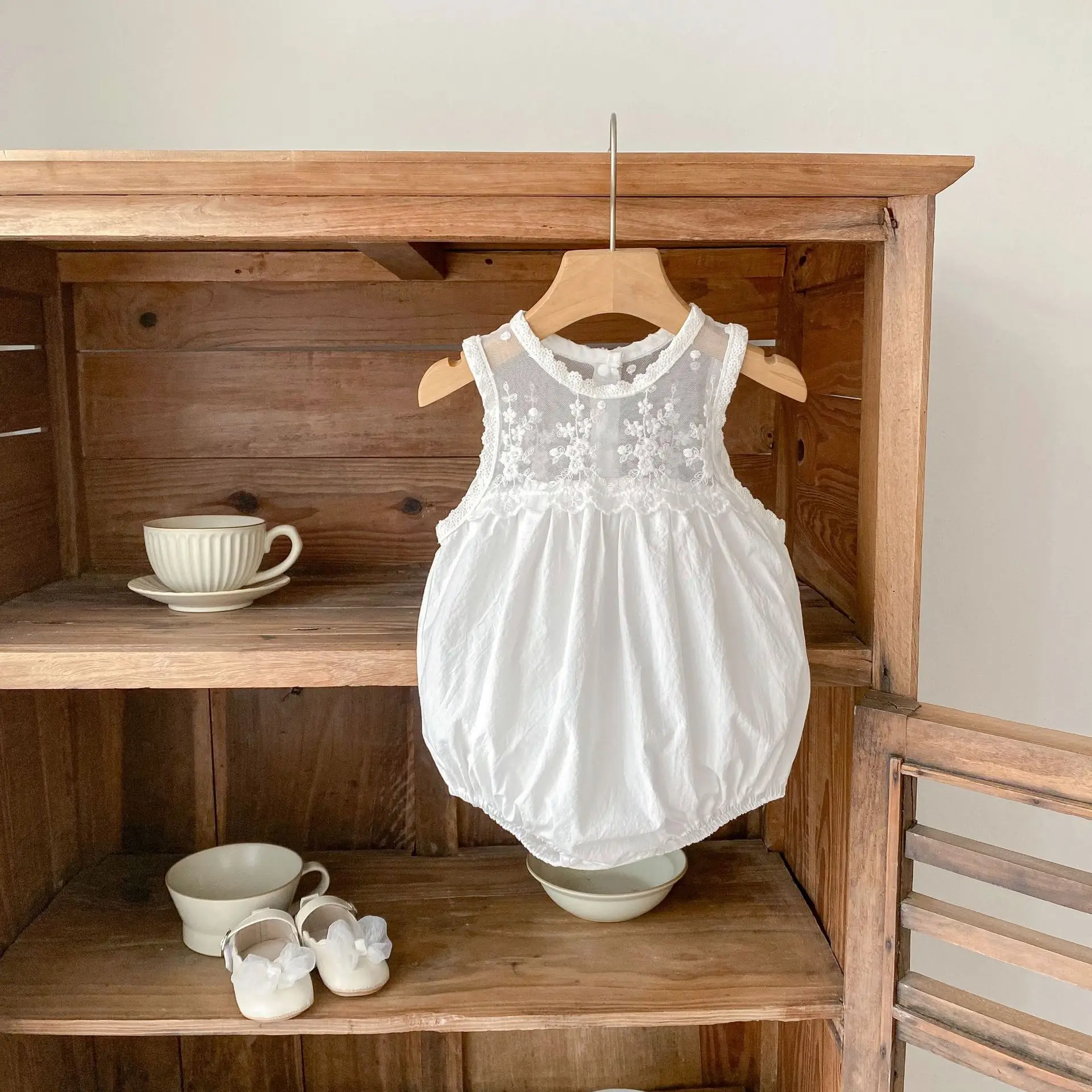 Sommerliche Babykleidung im neuen Stil für 0–3 Jahre, exquisiter und modischer Baby-Spitzenanzug mit Dreiecksoverall