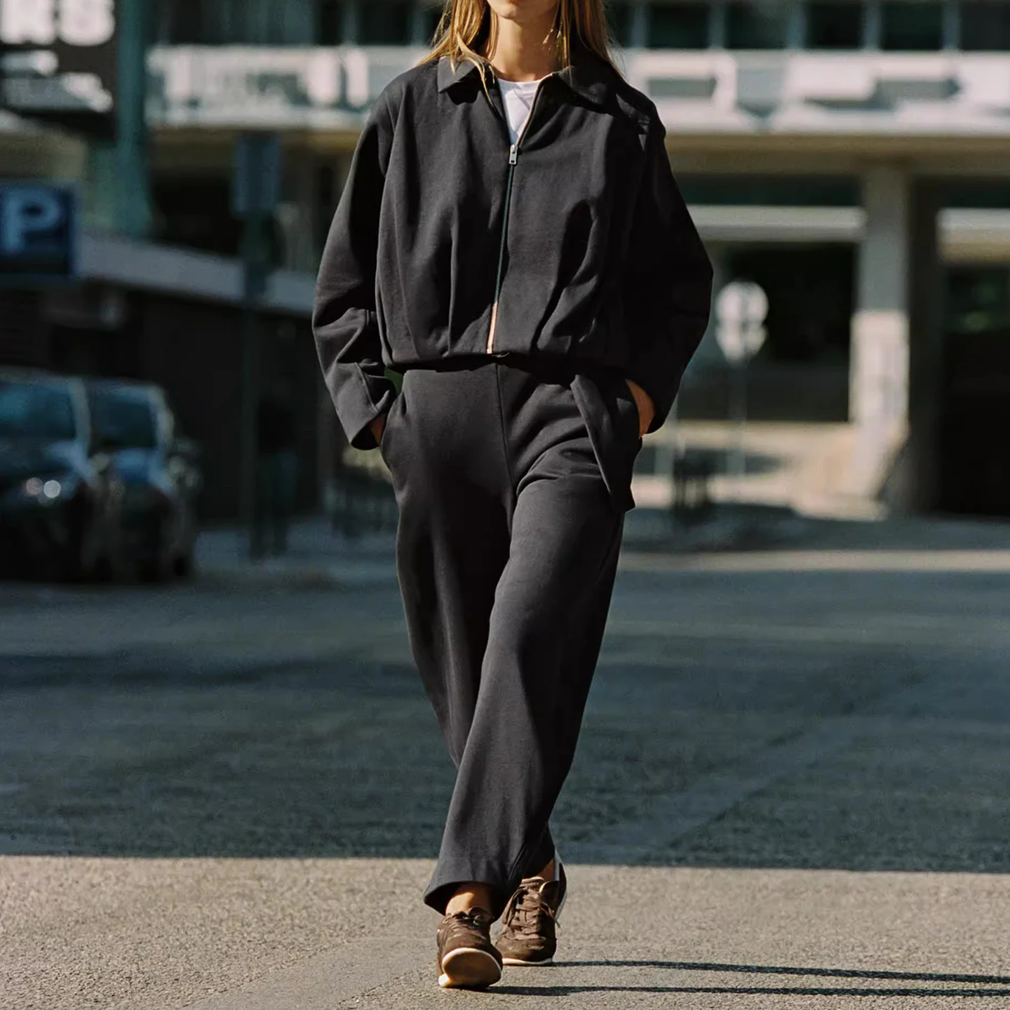 ชุดแฟชั่นฤดูใบไม้ร่วง 2025 เสื้อแจ็คเก็ตนักบินผู้หญิงพร้อมเข็มขัด กางเกงขายาวเอวสูง สีพื้น สไตล์ยุโรป สำหรับผู้ใหญ่