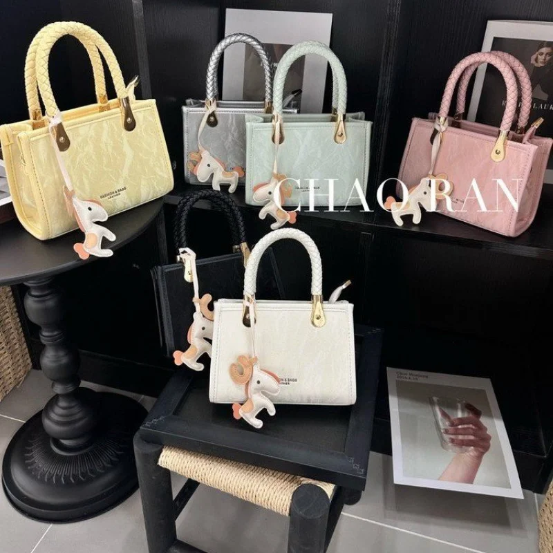 

Стильная перфорированная кожаная сумка для женщин. Дизайнерская дышащая летняя большая сумка с современными вырезами.