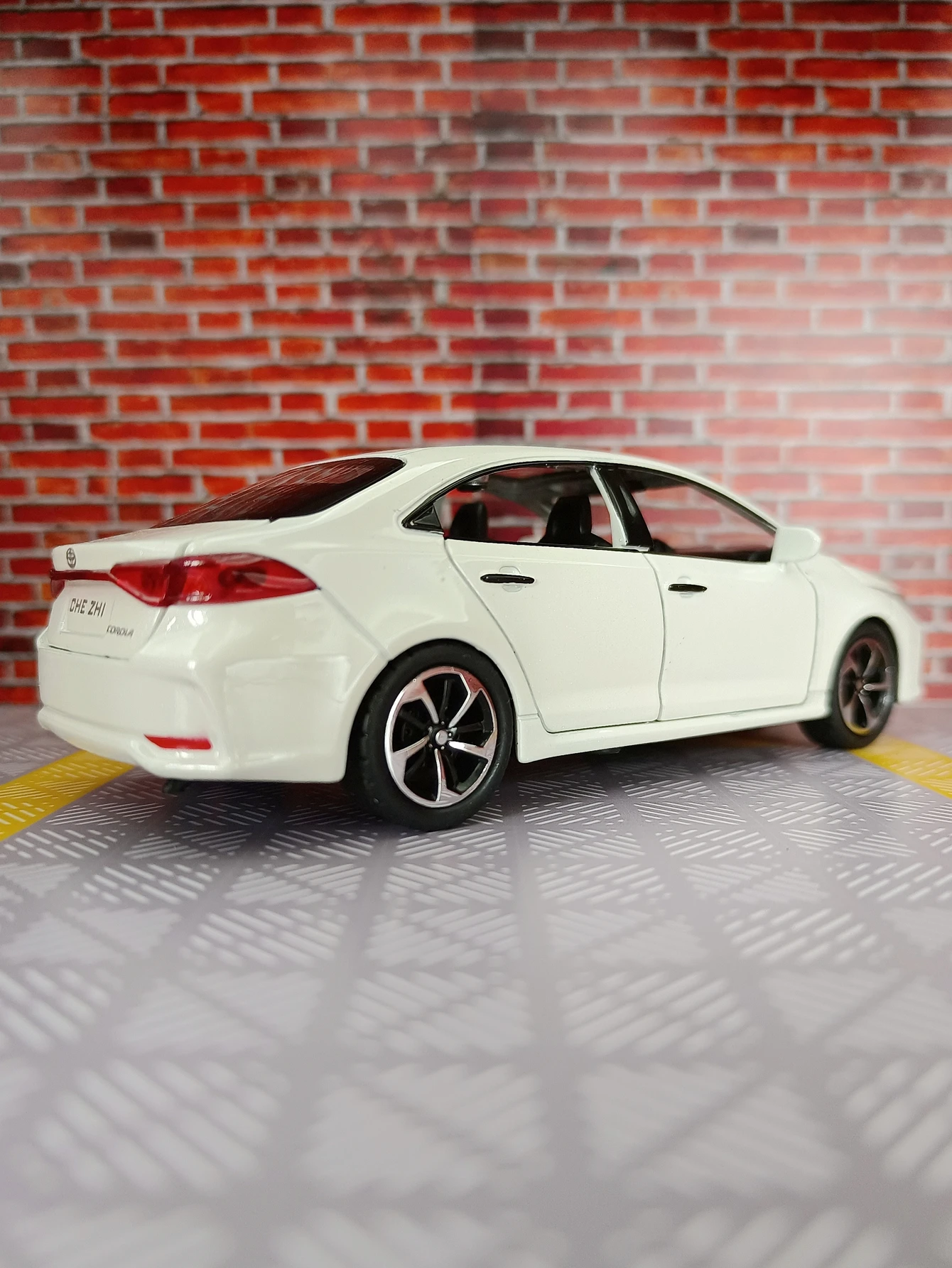 1:32 Model samochodu Carola ze stopu, drzwi i maska samochodu oraz klapa bagażnika można otworzyć, z symulowanymi funkcjami dźwiękowymi i świetlnymi, bogate detale.