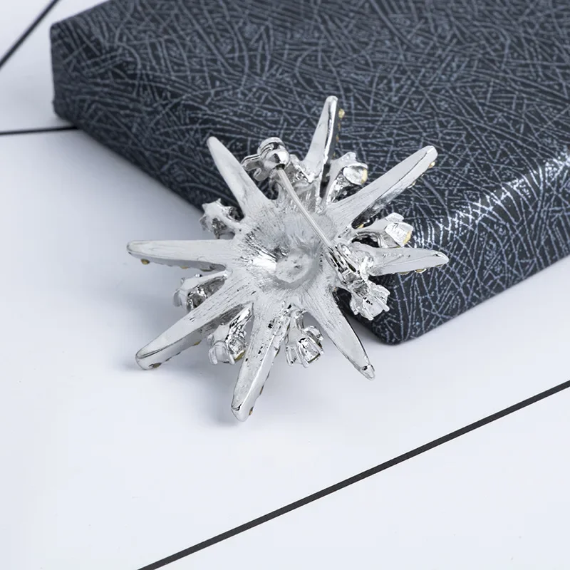New High-end Rhinestone Star Brooch Sparkling Crystal Snowflake Lapel Pin Fashion Jewelry Brooches for Women Christmas Gift