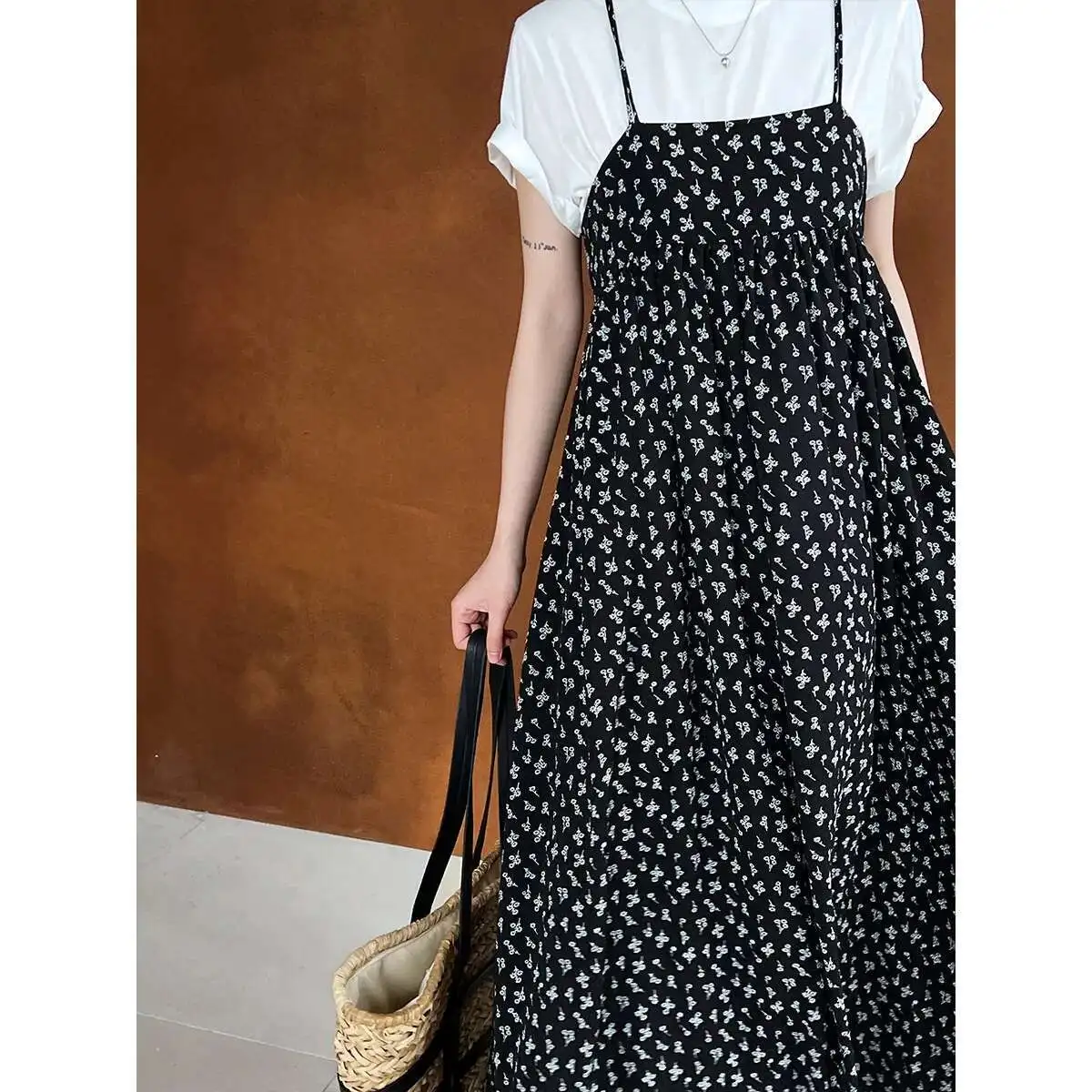 

Casual Floral Suspender Strapless Dress Looks Slim and Long in Summer, with a Large Skirt and Vacation Skirt That Can Be Layered