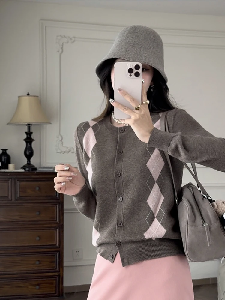 

Zhang ei Autumn 25 'MU Wind Lover' Special Toning Pink Brown Knitted Open Cardigan Sweater Diamond Pattern Korean Sle