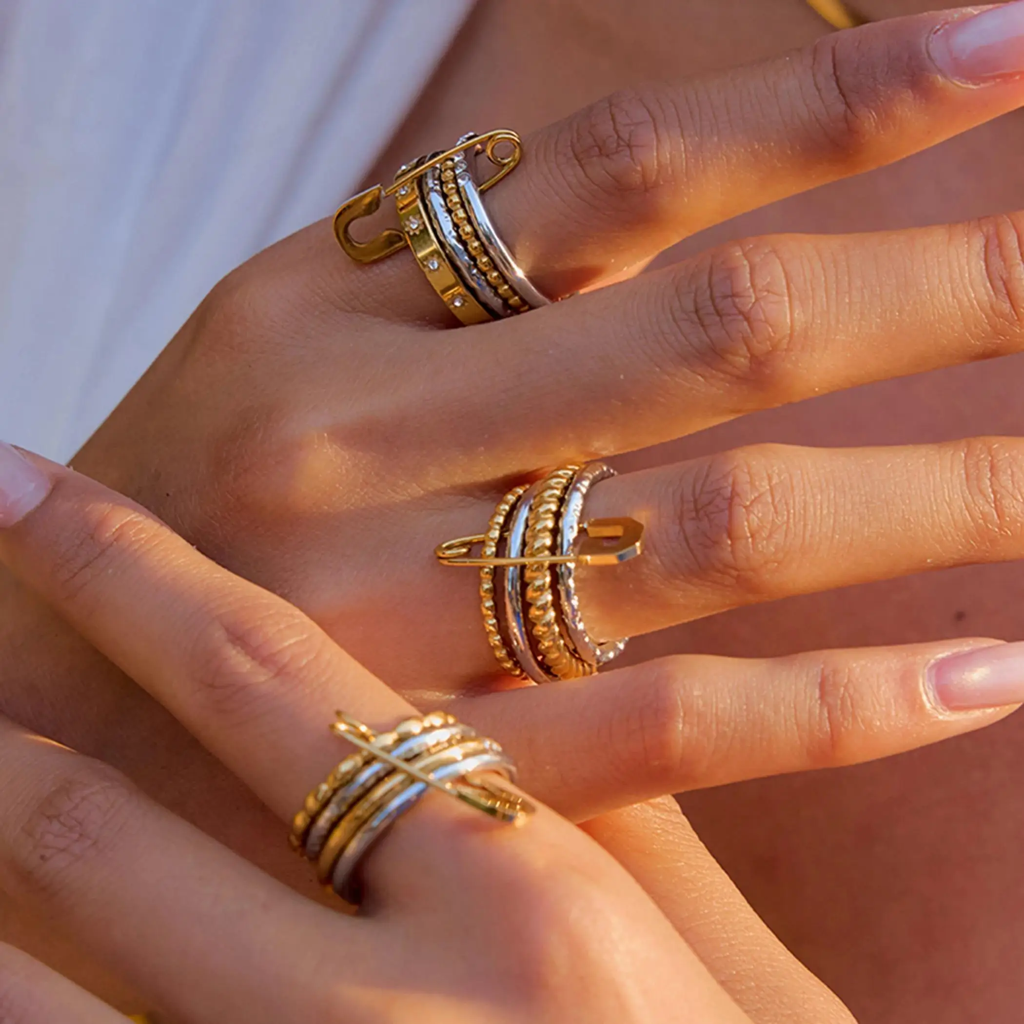Miia Jewelry Zweifarbiger Stapelring aus Edelstahl, mehrschichtig, gedreht, mit Perlen und Zirkonia-Besatz für Damen – Detail 10
