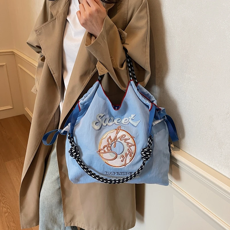 2025 Borse a tracolla e a tracolla con ciambella ricamate squisite di vendita calda primaverile Borse tote portatili solide di grande capacità per le donne