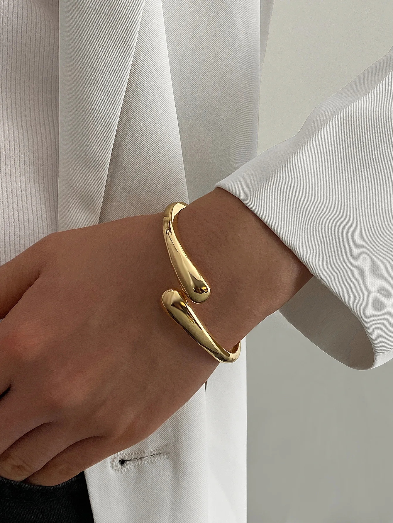 Vintage Übertriebene Metall Twisted Manschette Armreifen für Frauen Trendy Gold Farbe Glatte Geometrische Frühling Armreifen Hip Hop Schmuck Geschenke – Detail 6