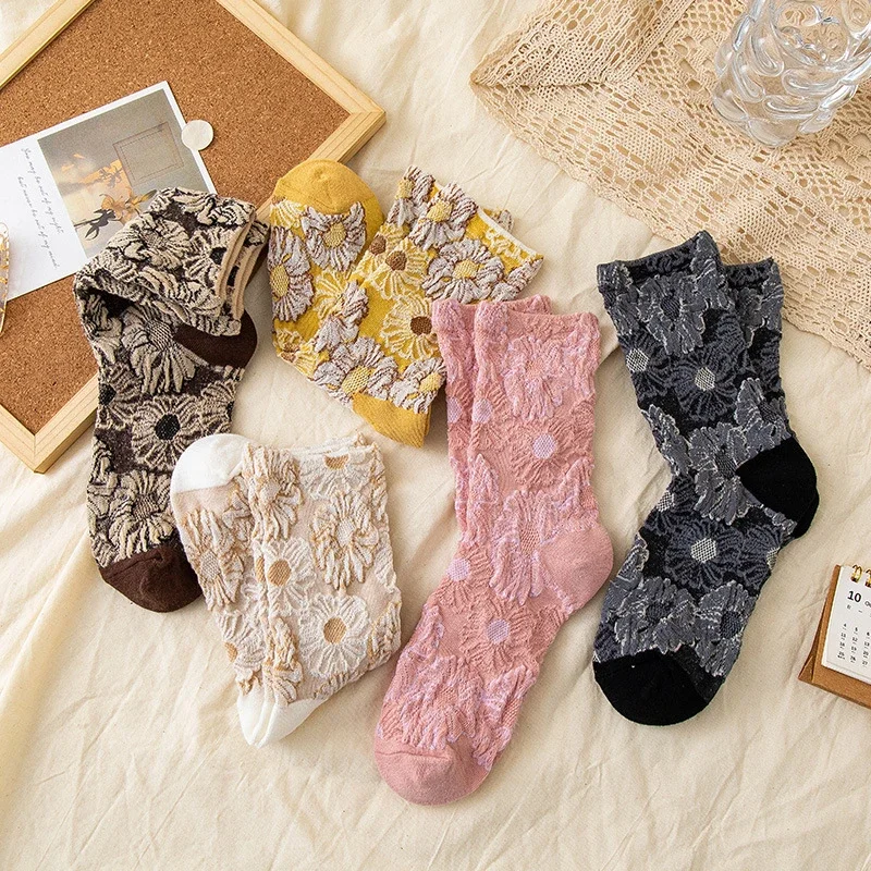 

3 Pairs/Lot High Quality Fashion Vintag Cotton Women Sock 3D Embroidery Floral Lady Casual Girl Middle Tube Socks Women