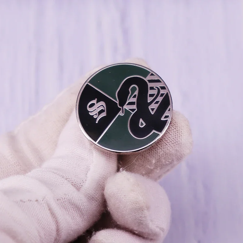 Pin de serpiente Slytherin, broche inspirado en HPotter, insignia del mundo mágico, regalo de joyería de moda