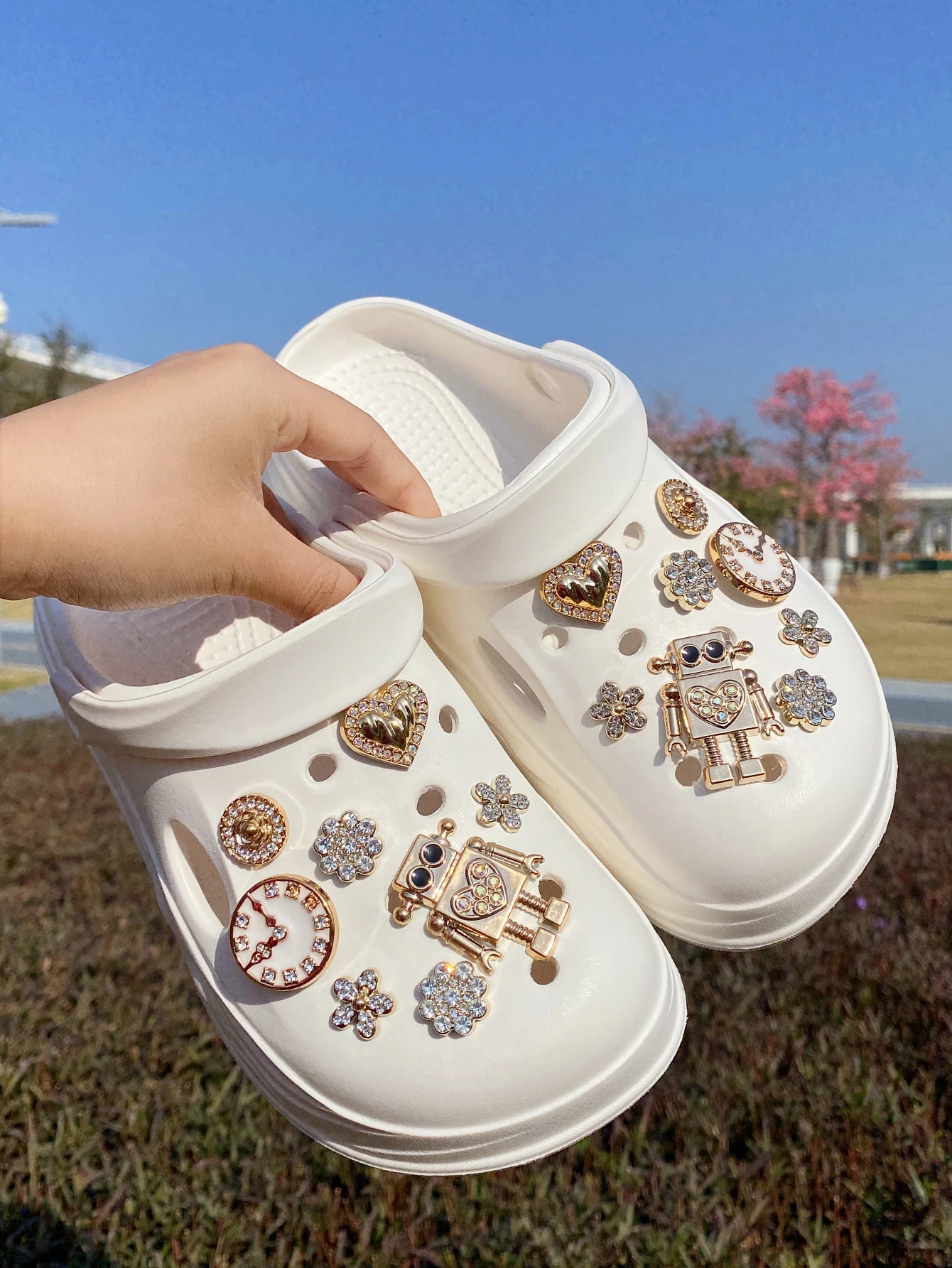

16 DIY Crocs accessories detachable garden shoe accessories robot, clock, heart, dot diamond flower shoe buckle DIY decoration,