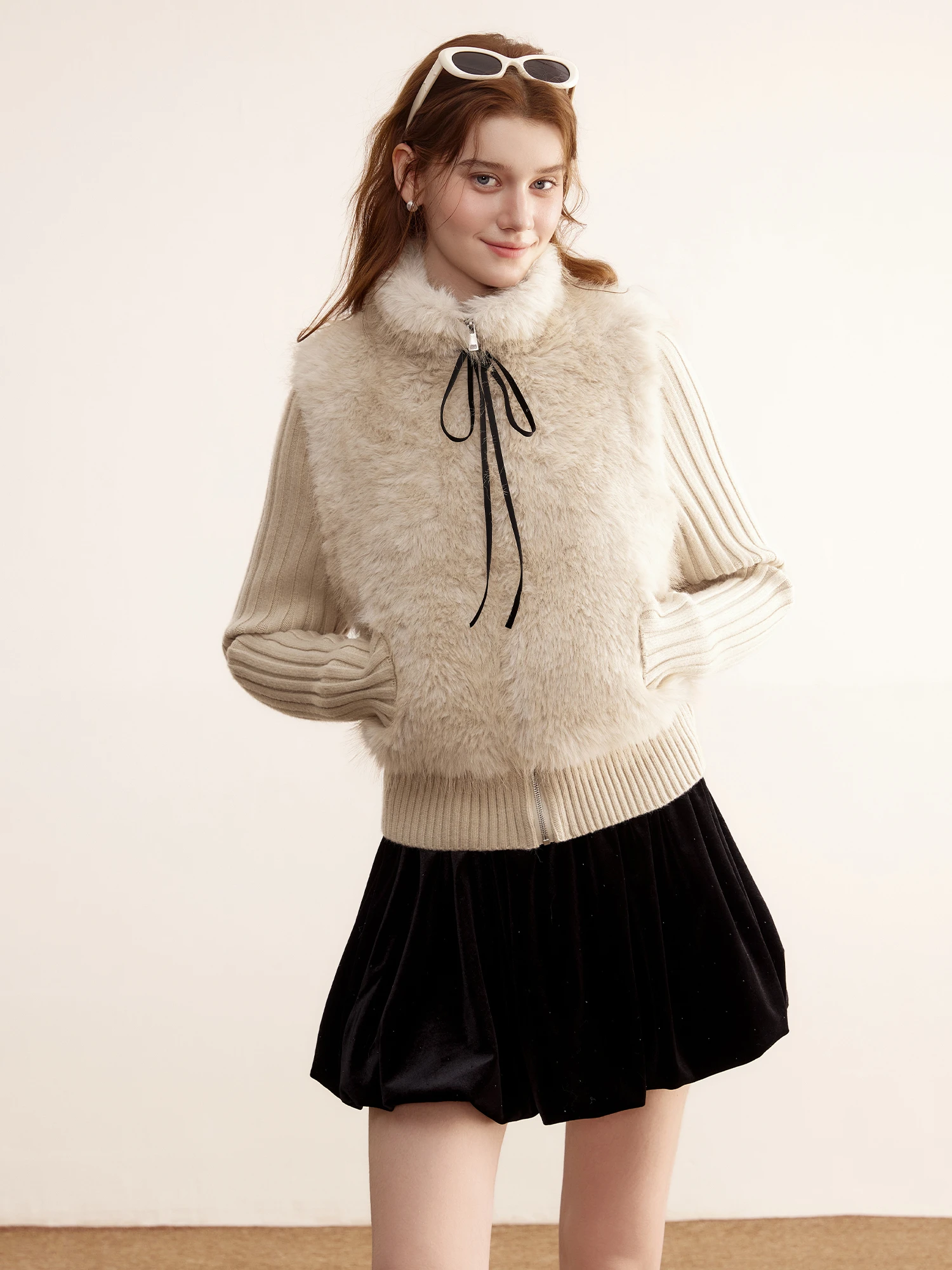 معطف نسائي من الجلد الصناعي الصديق للبيئة من سيندرايل، بتصميم عصري للتنقل اليومي، مع ياقة قائمة سميكة قابلة للفصل وتطريز فرو أنيق.