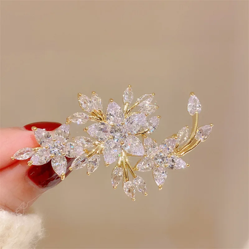

Brooches For Women Floral Design Exquisite Romantic Wedding Party Jewelry Zirconia Buckle Pin Corsage Fine Valentine's Day gift
