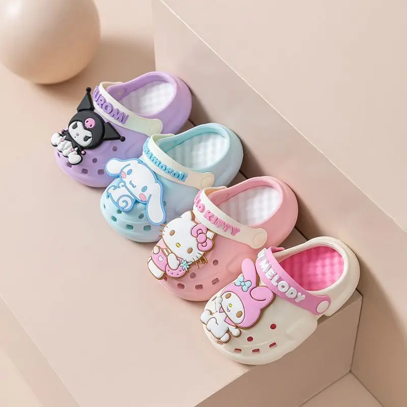 

Милые тапочки Sanrios Kuromi с героями мультфильмов для девочек, новый стиль, нескользящая модная обувь с отверстиями, удобные удобные сандалии для девочек, устойчивые к запаху
