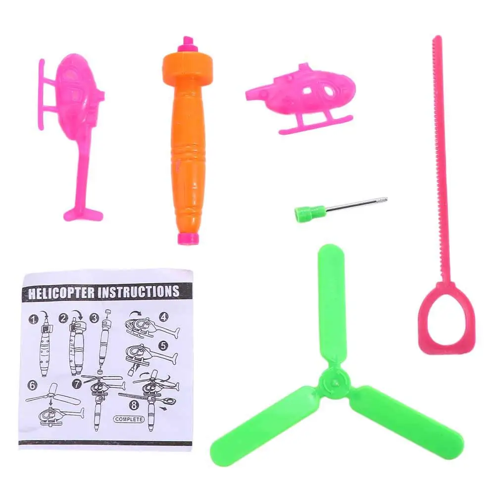 Plastic treklijn helikopter speelgoed met gemonteerd handvat Veelkleurige treklijn vliegtuigen buitenspel Mini trekkoord vliegtuig