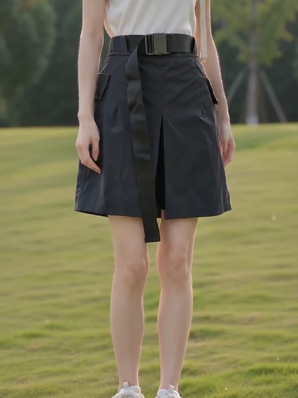 Damen High-Waist A-Linien-Shortsrock mit verstellbarem Gürtel, Seitentaschen & Schlitz am Saum – Schwarzes, vielseitiges Outfit für die legere Bürodame – Detail 18