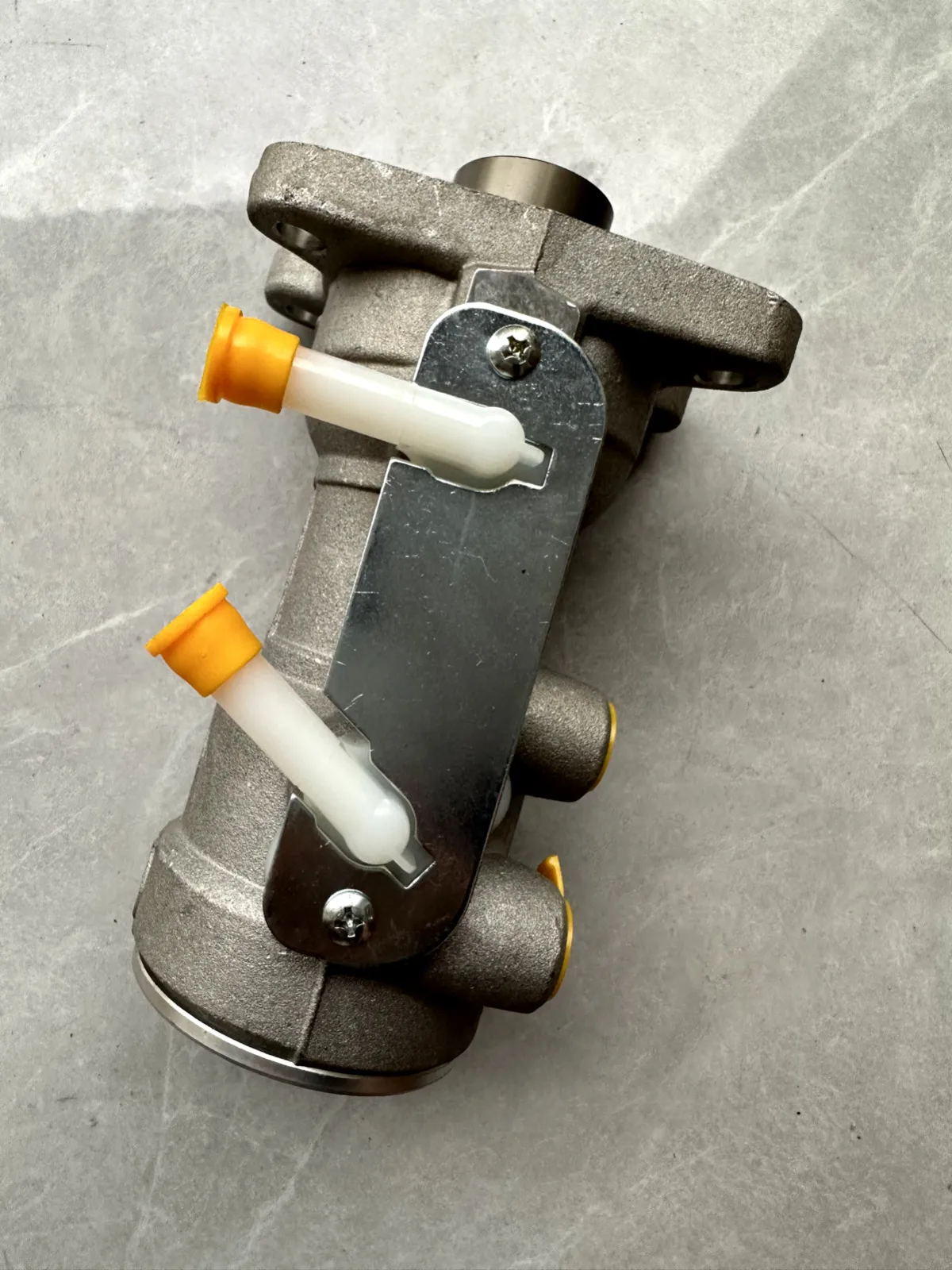 

Clutch Master Cylinder Fit For ISUZU ELF 700P NPR Truck Clutch Parts