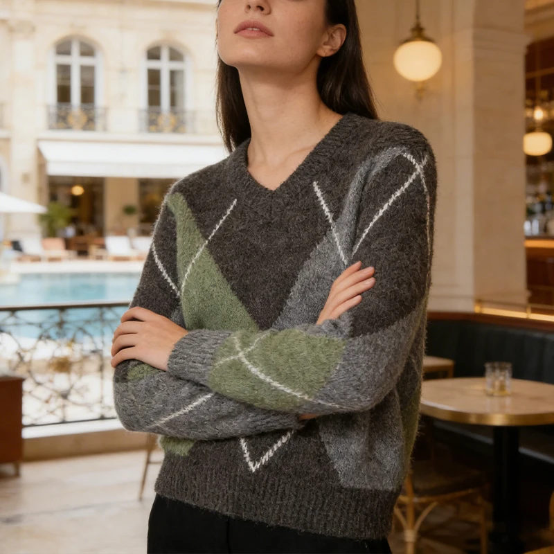 เสื้อสเวตเตอร์ถักลายควิลท์สีสันตัดกันสำหรับผู้หญิง คอกลม แขนยาว แต่งเส้นสีขาว เหมาะสำหรับใส่ทำงานหรือใส่ในชีวิตประจำวัน เสื้อผ้าผู้หญิง