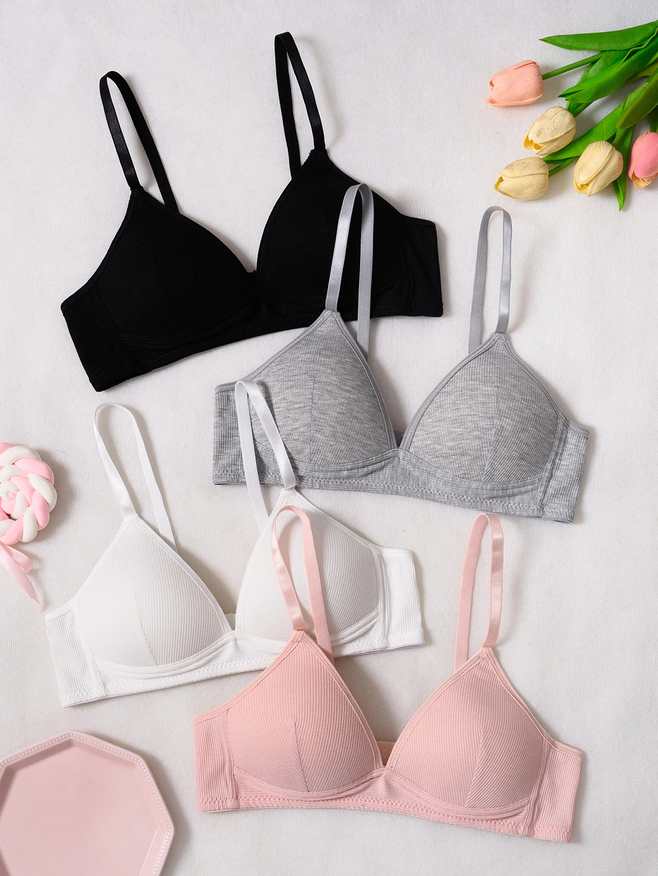 4 Stück BHs für Teenager-Mädchen, Mädchenunterwäsche, schlichte, einfarbige Ausführung ohne Bügel, bequem und weich, mit Anti-Rutsch-Funktion. – Detail 1