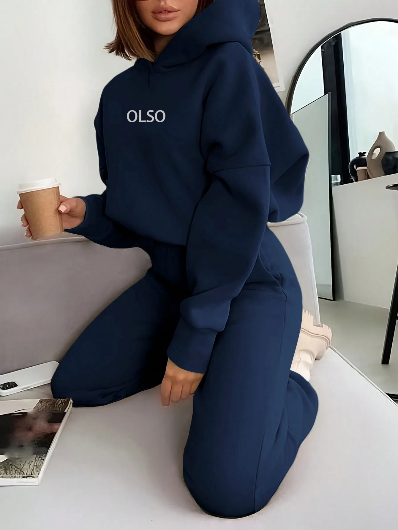 

Женский комплект из 2 предметов: толстовка с принтом в виде букв и брюки с эластичным поясом, темно-синий