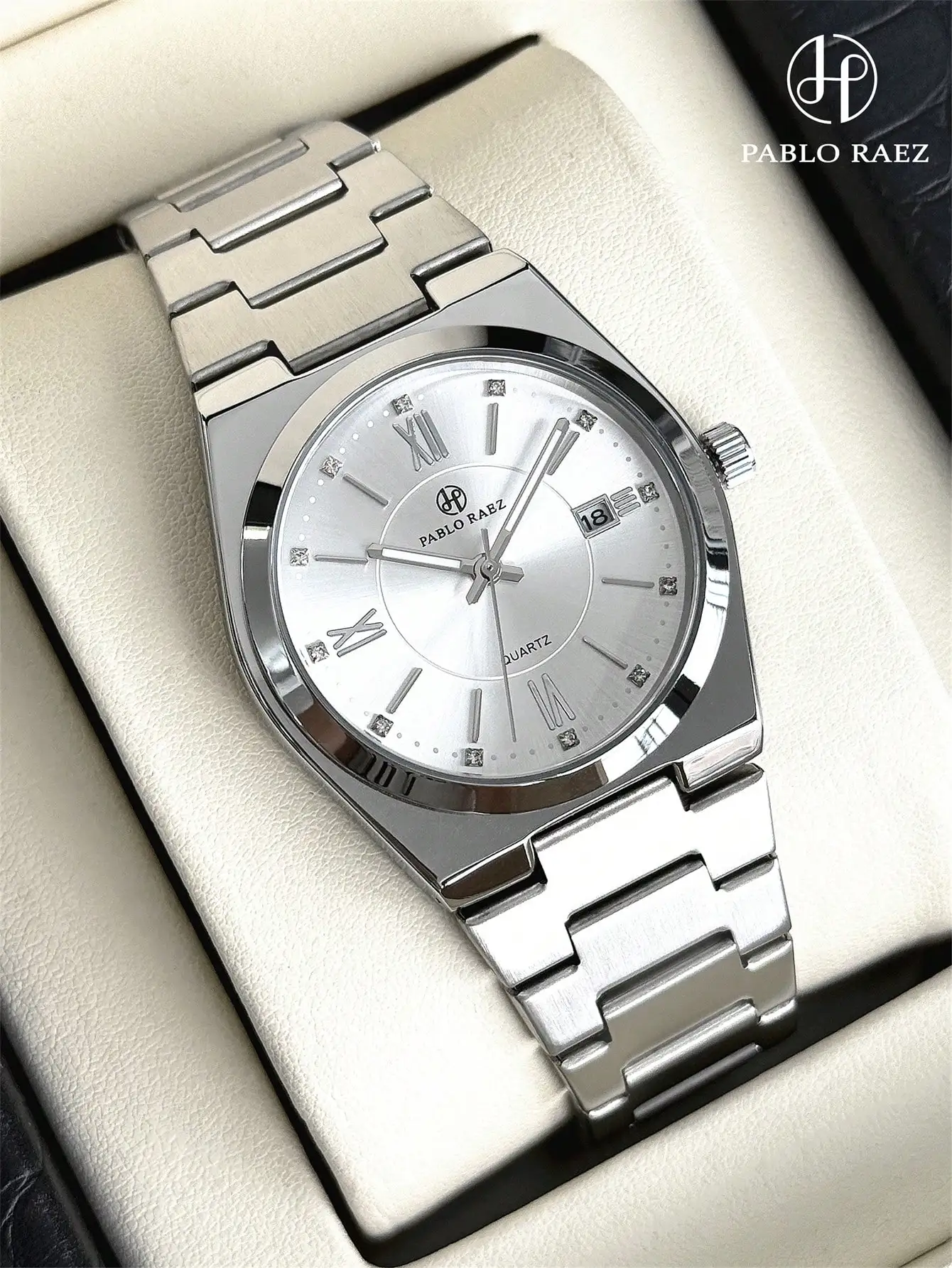 

Серебристые наручные часы из нержавеющей стали с римскими цифрами и индикатором даты