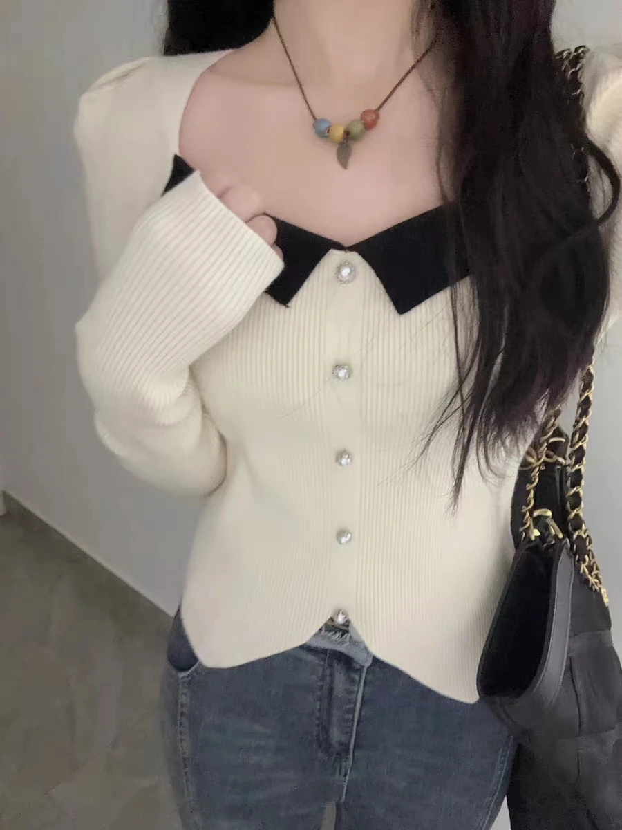 قميص نسائي محبوك بقصة ضيقة للربيع والخريف سترة غير متماثلة بياقة مربعة ملابس داخلية بنمط جميل وأكمام طويلة