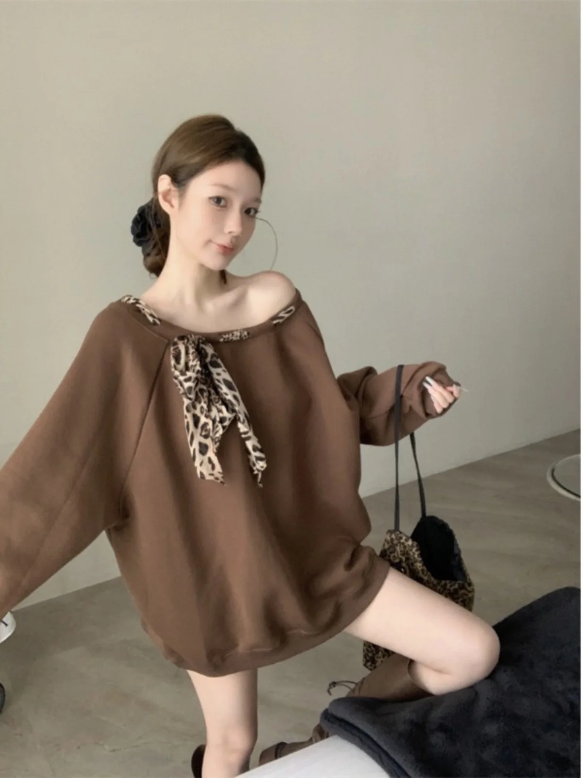 Malhas femininas de ombro macio com cinto design estampa de leopardo casual sle outono inverno faion suéter de um ombro