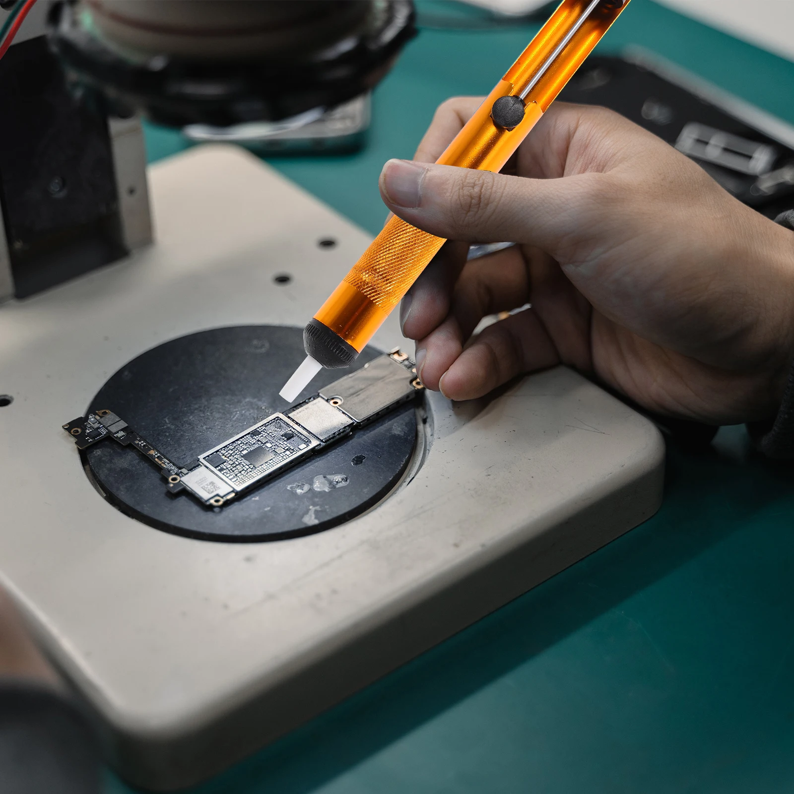 

Vacuum Solder Sucker Aluminum Desoldering Pump with Detachable Silicone Tips for Efficient Solder Removal Portable Soldering