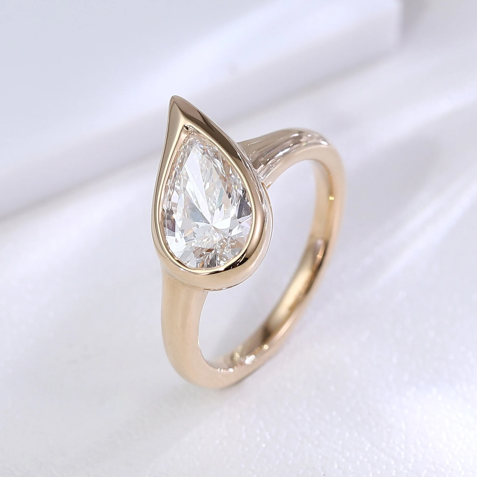 

Модное кольцо Provence из цельного золота 2,0 карата IGI груша EF/VS Lab Diamond Женские роскошные обручальные кольца Акцентное кольцо Кольцо на хвост на заказ