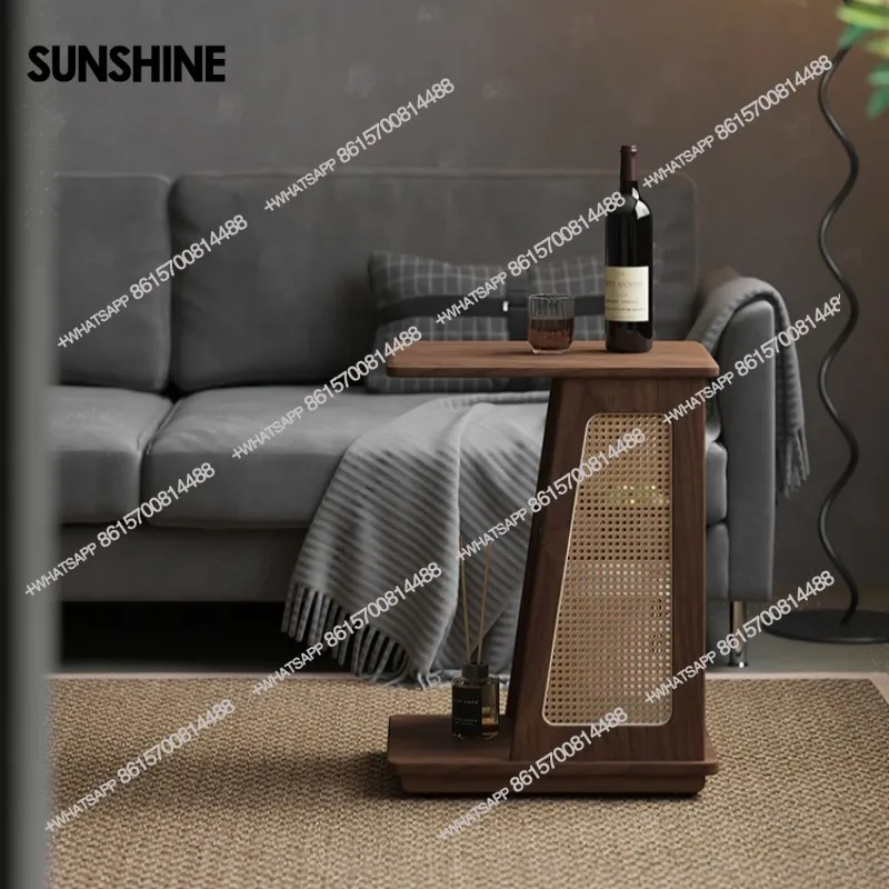 

Современные простые приставные столики из массива дерева, несколько передвижных столиков для небольшой квартиры на стороне дивана.