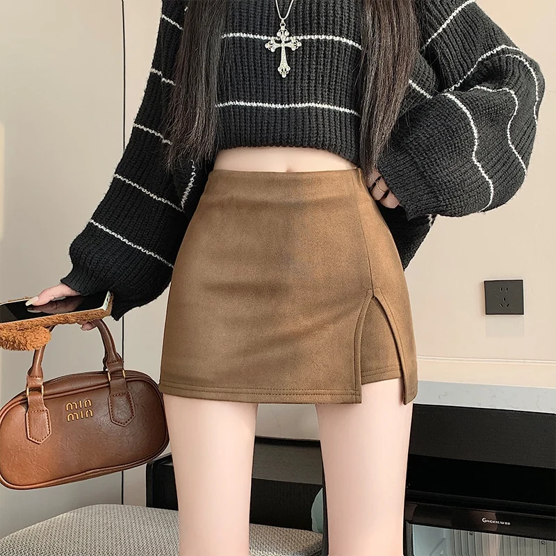 

Юбка-трапеция с высокой талией, разрезом и защитой от света. Замшевая ткань. Юбка American Sle Hot Girl на осень и зиму.