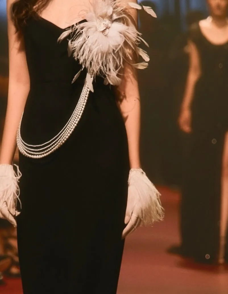 

Customized Black Halter Feather Evening Gown Elegant Vintage Mermaid Celebrity Women's Formal Dress High Quality