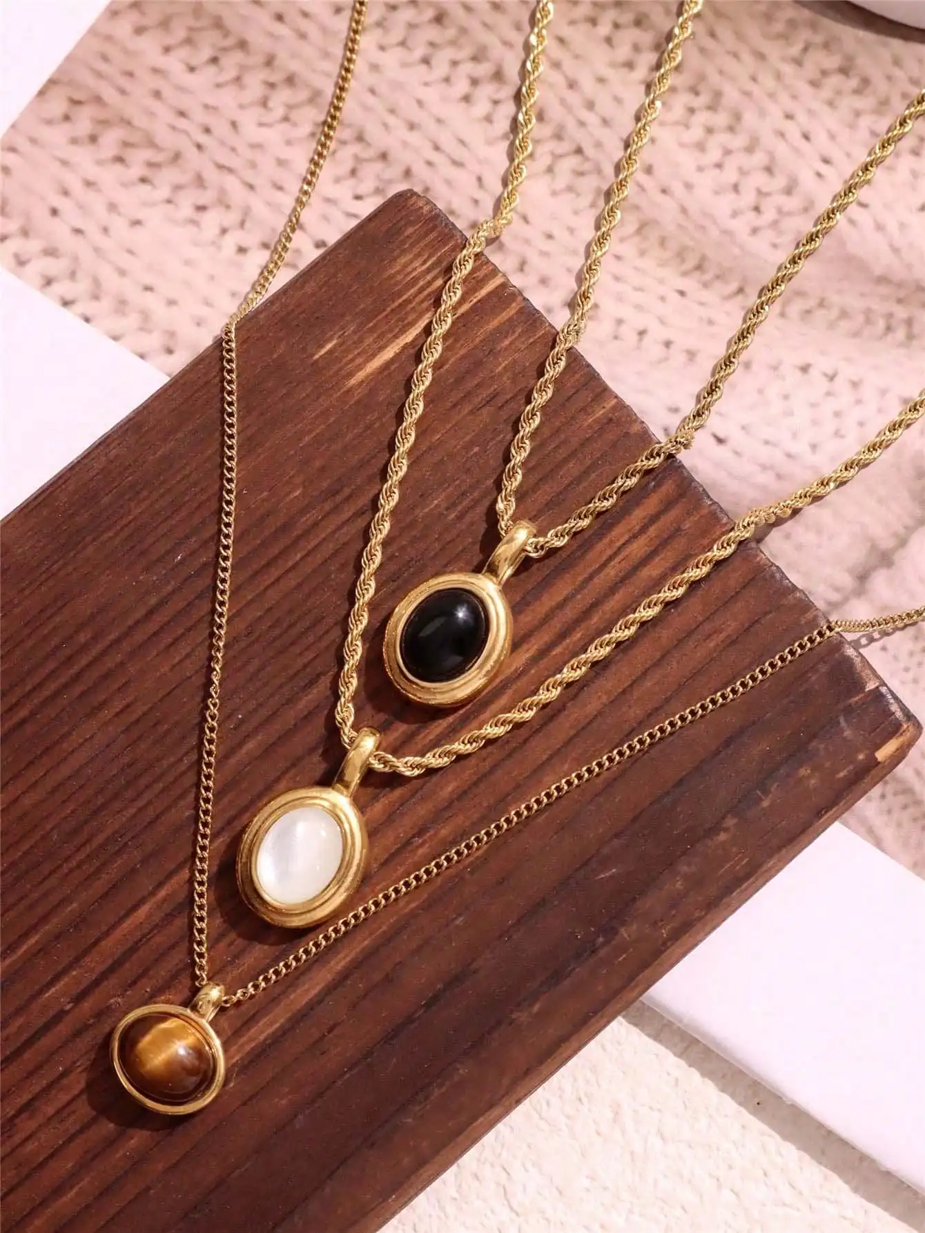 

Vintage Oval Stone Pendant Necklace in Gold Plated Stainless Steel for Women