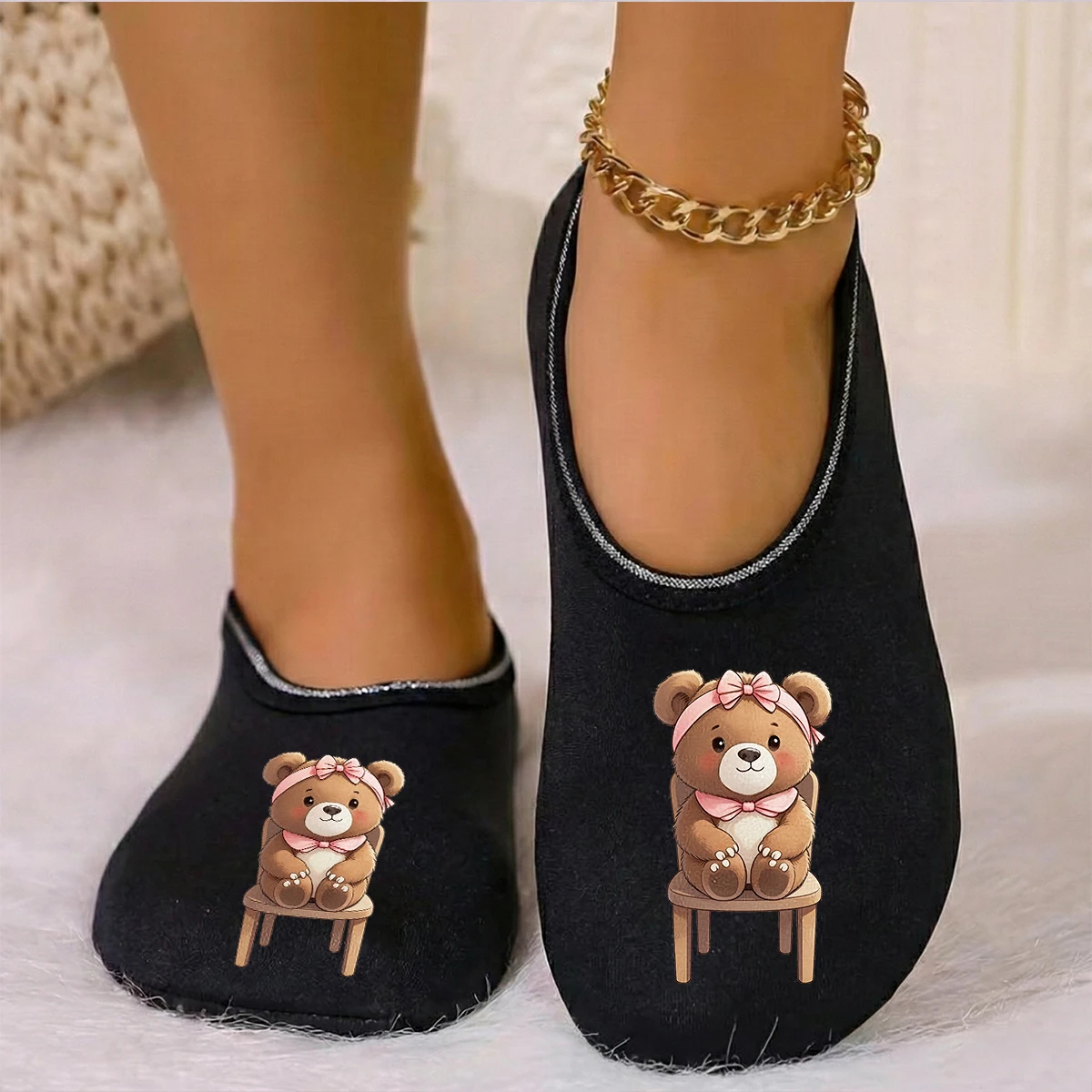 شبشب أرضي لطيف للزوجين يمكن ارتداؤه في الفصول الأربعة مطبوع عليه دمية دب من جلد الغزال عالي المرونة ومضاد للانزلاق #2