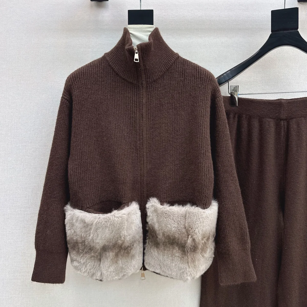 High Quality Women Stand Collar Zipper Two Piece Outfit, Furry Pocket Top & Wide Leg Pants Set lyt261021177