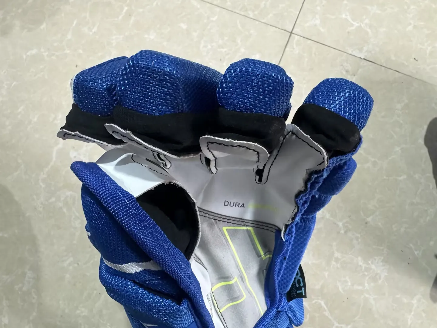 Sarung tangan hoki es, aksesori Model Hyperlite sarung tangan hoki es