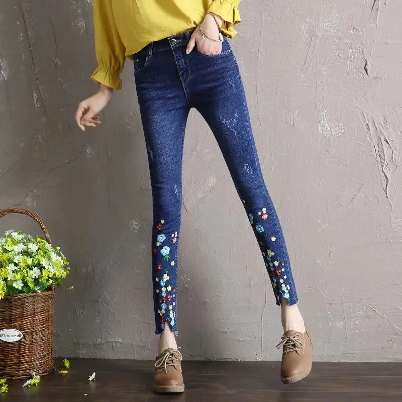 Pantaloni in Denim ritagliati primavera autunno Jeans a vita alta ricamati pantaloni da donna pantaloni elasticizzati ricamati a matita