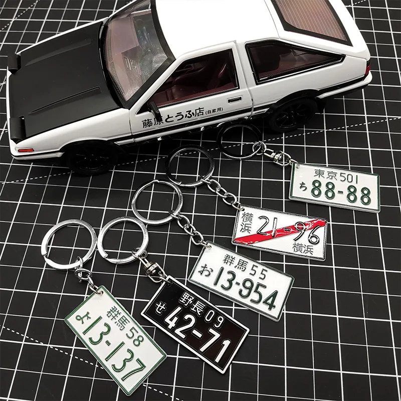 JDM Auto Initial D Schlüsselanhänger Simulation Legierung Nummernschild Schlüsselanhänger AE86 Fujiwara Tofu Umgebende Souvenir Anhänger Schlüsselanhänger