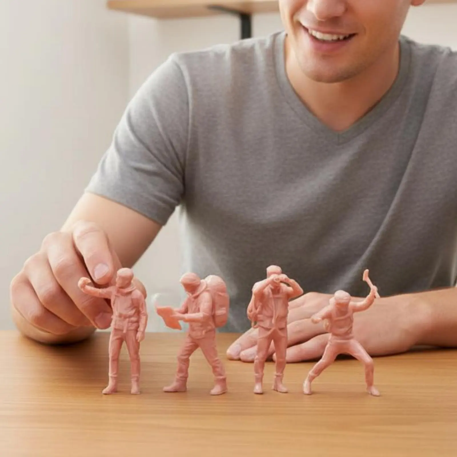 

Набор из 4 миниатюрных фигурок скалолазов в реалистичных позах, масштаб 1:64, окрашенные модели людей, высококачественная работа для любителей хобби.