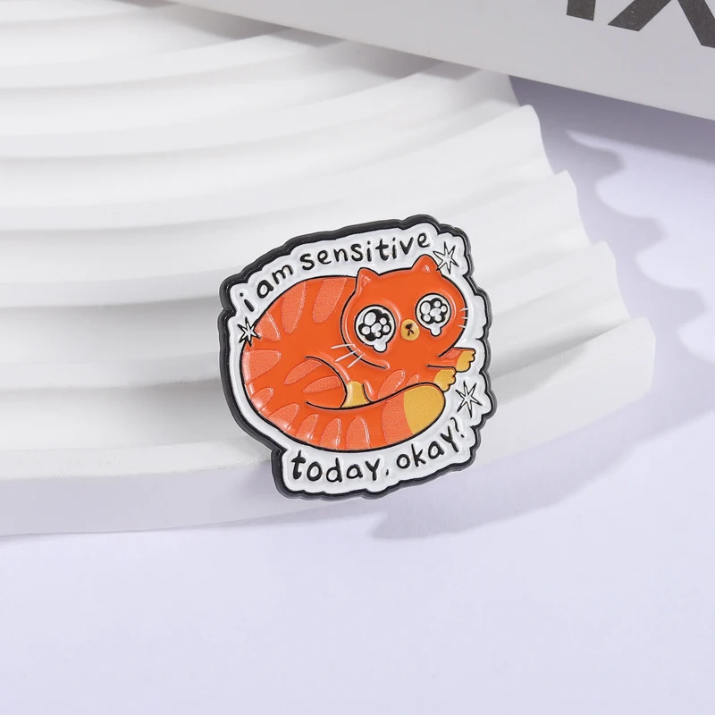أنا حساس اليوم حسنًا الصحة العقلية المينا دبابيس الكرتون عيون كبيرة البكاء اللون البرتقالي القط دبابيس شارة التلبيب مجوهرات هدايا