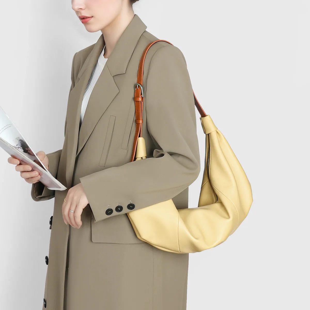 

Leather women's bag for outdoor leisure large capacity lazy style tote bag fashionable and versatile armpit shoulder bag crossbo