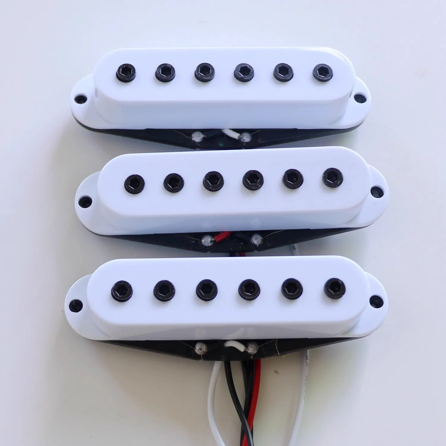 

Electric guitar white pickup ceramic magnet medium frequency powerful single coil black setting