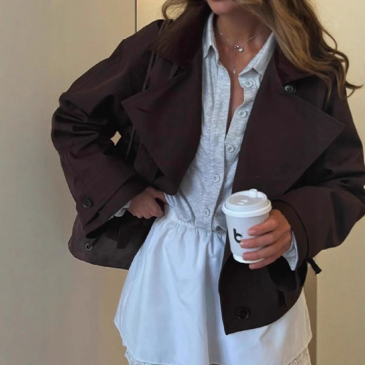 

2025 весна осень новый темно-коричневый маленький ароматный стиль короткий плащ женский двубортный свободный облегающий крой элегантная верхняя одежда