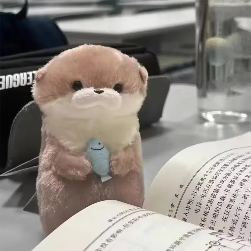 かわいいカワウソと魚のぬいぐるみキーホルダー、軽量ハンギングペンダント、スクールバッグ、鍵、財布、人形、おもちゃ、キーリングギフト用小道具