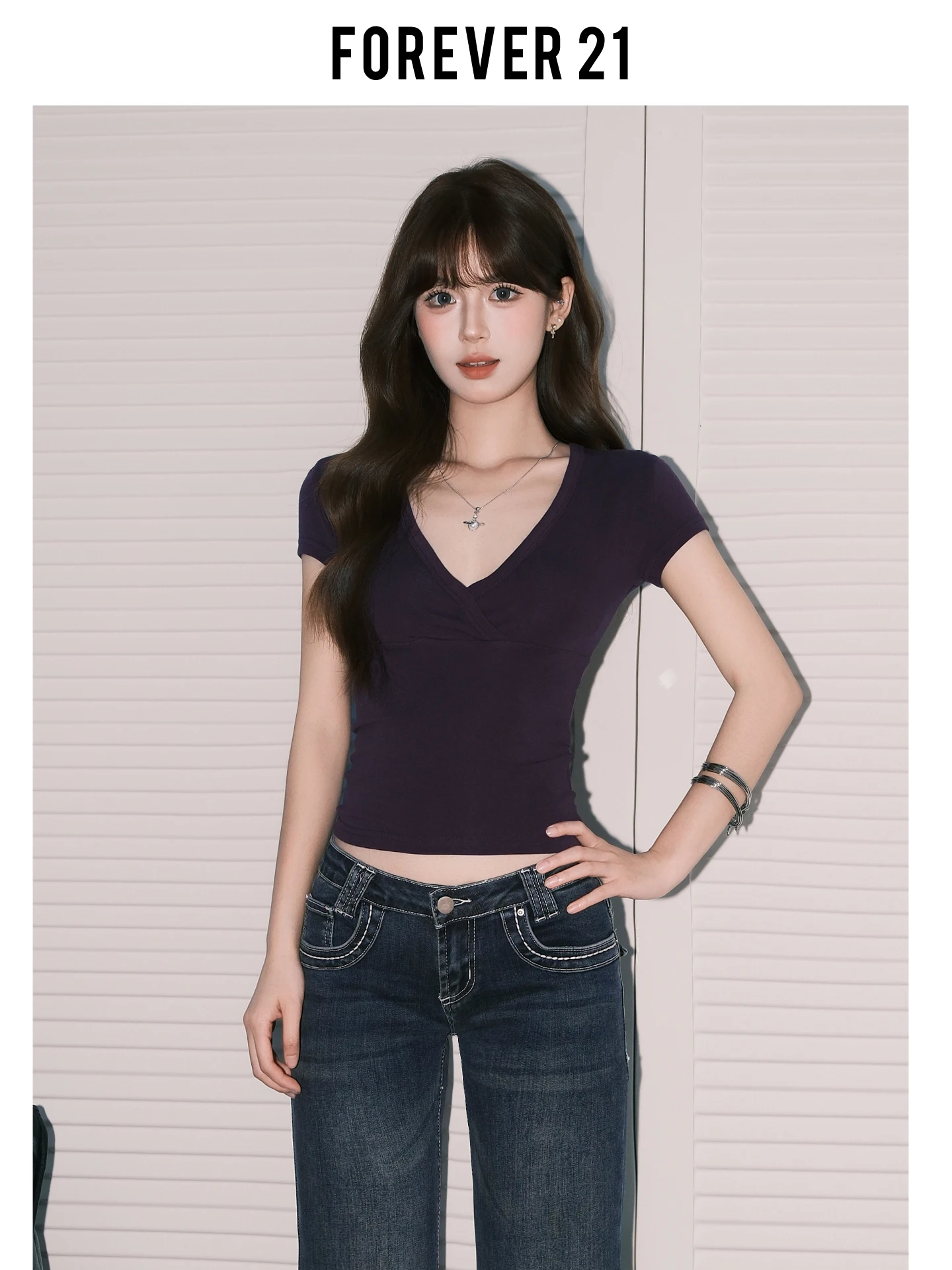 Camiseta Feminina Forever 21 Slim Fit com Decote V e Manga Curta, Design Doce e Picante, Top Sensual com Cintura Marcada, Estilo Coreano Casual